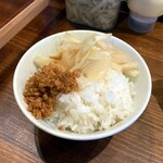 横浜家系ラーメン 三郷家 - ライスは無料。