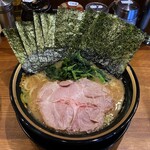 横浜家系ラーメン 三郷家 - ラーメン750円麺硬め。海苔増し100円。