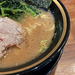 横浜家系ラーメン 三郷家 - いつもよりサラっとしてても旨味のあるスープ。
