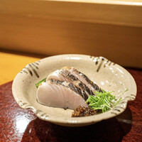 鮨 かの - サワラ藁焼き自家製玉ねぎポン酢添え