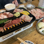 幸楽園 - 肉の注文をするとそこそこ野菜がついてきます