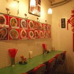 幸福粥店 - 屋台風の店内！お一人様ももちろんOKのカウンター席もあります