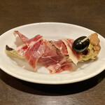 BARU 竹末 - お通し：生ハムと椎茸、ブルーチーズのキッシュ(400円)