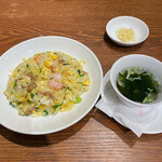 Dhin Tai Fonesu Paru Sendai Ten - 五目炒飯とスープ