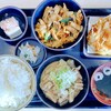 上州 もつ次郎 - 合い盛りもつ定食(ごはん大)　1050円
野菜かきあげ　無料クーポン