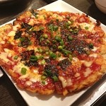 明洞純豆腐 - スンドゥブや、サムギョプサルが美味しいって、有名なお店ですが、厚焼きのチヂミもむっちゃ美味しいです‼
      ピリ辛チヂミピザ@６８０円