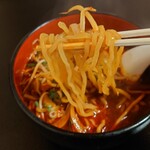 八屋 - ○麺リフト
麺は少し太めでスープをよく上げてくれる。
辛味噌ミンチは辛めな味わいだった。