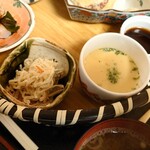 八屋 - ○大根？のサラダ
平たい麺の様な長い切り干し大根
からしマヨネーズで和えてあって美味しい
○茶碗蒸し
揺するとプルンプルン揺れる
天つゆと同じカエシ
普通に美味しい
具材はスイートコーン