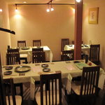 蒼天 - 奥にもテーブル席が・・・