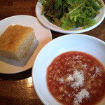 al bacio - 本日のパスタランチ（トマトの冷製スープ＋フォカッチャ＋グリーンサラダ）