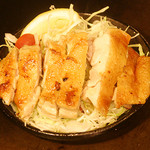 しゃらく - 鉄板で焼いたとりのもも焼きは一味違う！　５８０円