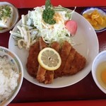 大元 - とんかつ定食８００円。さらに豚汁もつきました。