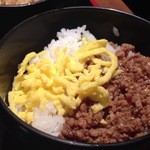 鶏贅沢 SEIREN - セットの日替わり丼、本日そぼろ