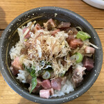 極麺 青二犀 - 角切りレアチャーシューとおかかたっぷりの大人のチャーシュー丼。