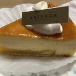 ANTENOR - 【ベイクドチーズケーキ】ベイクドというよりスフレのような固さ。