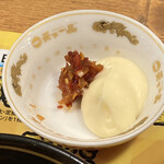 天下一品 - にんにく薬味とマヨネーズ付き