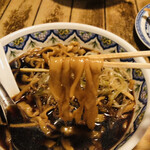 Chuugoku Ramen Youshuu Shounin - 黒酢ラーメン　刀切麺リフト