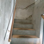 カレー専門店 円山教授 - 階段に手すりが付いた