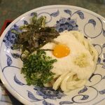 丸亀 - 「山かけうどん(冷)」は、タレが添えられているほか、とろろ、卵黄、わさび、海苔、青ネギがIN!