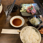 Ikka - 焼肉ランチ（ハラミ）
                      （ご飯お代わり可、サラダ、キムチ、スープ付き）
                      ＋単品和牛ロース
                      1045円＋1093円
