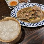 Manee Thai - パット・サムンプライ950円お肉とハーブの辛み炒め
                        そして、カオニャオ500円
                        もち米
