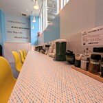 麺屋はやぶさ 下北沢店 - カラフルなカウンター