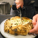 400℃ PIZZA - もりもりっとしたフォルムで、400℃が帰ってきた!(^^)!