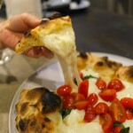 400℃ PIZZA - チーズのびの～び。水牛のモッツァレラ、酵母の香り(^^♪