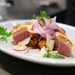 400℃ PIZZA - ぶつ切りの燻製ロース鴨。