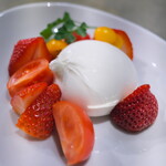 400℃ PIZZA - とてもフレッシュな水牛モッツアレラチーズとトマト。