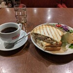 CAFE CAL SMILEY DOGS - スモークチキンのホットサンド＆コーヒー