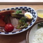 スープカレーのハンジロー - 香味豚のローストと彩り野菜のスープカレー(¥1,500) ライス大盛り(320g)( ¥50) カットレモン(¥30)