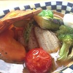 スープカレーのハンジロー - 香味豚のローストと彩り野菜のスープカレー   豚バラ3切れ、じゃがいも、にんじん、カボチャ2枚、ブロッコリー2個、アスパラ2本、なす、ピーマン、トマト、ゆでたまご半切 