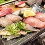 春駒 - 追加オーダー。特にヒラメえんがわ(左上）とブリ(右下）が絶品。