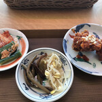 わらいや和歌山城 - 副菜3種 キムチ、ナムル、ヤンニョムチキン