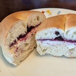 パティスリー もなみ - 中にはブルーベリージャムとクリームチーズ、程良い甘さと酸味でした