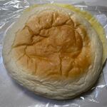 ベーカーシェフ - 料理写真:羽根つきチーズ１３６円。
 
表面がカリッと焼きあげた生地にクリームチーズが包んであります。
 