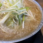 Menzu Fuushi - 味噌スープにたっぷりの背脂