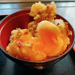 讃岐うどん 幅屋 - あなご天と半熟卵天丼（卵割り）