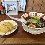 博多麺王 - 今1番売れているらしい黒ラーメン。餃子と半炒飯のセットにしました。