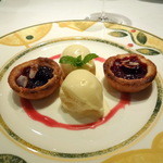 レストラン アラジン - チェリーとアーモンドクリームのタルトレット＆キルシュアイスクリーム1,200円