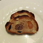 レストラン アラジン - チーズに添えられるイチジクパン