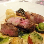 仔羊背肉の穂紫蘇風味ロースト、プロヴァンス風野菜の詰め物添え（シェア後）3,600円