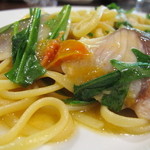 オステリア チロ - ゴマサバとフルーツトマトルーコラのリングイネ