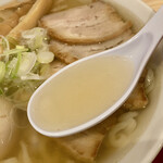 Kitakata Ramen Nakagawa - 透明なとんこつ清湯スープ