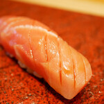 Ginza Sushi Inada - 口に馴染む甘みは噛みしめるとクリーミーさを増していき、シャリの粒感がその旨みを持続し後味へと繋げる！ 余韻にも浸れておいしさが続きます。