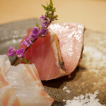 銀座 鮨 いな田 - ◆メジマグロ（長崎）
皮目を軽く燻した香りがしっかり乗り、甘みがありながらもスッキリとした口どけ。