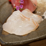 Ginza Sushi Inada - ◆鱸（三重）
      しっとりした淡白な身を噛みしめて膨らむ甘みと後から感じる脂。噛み心地の良い厚みも美味しさを高める。