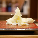 Ginza Sushi Inada - ガリ
      甘い口当たりでザクザクとした食感からは、瑞々しい酸味を後伸びさせるように辛さが響く。