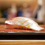 銀座 鮨 いな田 - ◇縞鯵（愛媛）
ザクザクとしたハリのある身への歯の踏み込み、そのフレッシュさとシャリがつくる良いバランス。